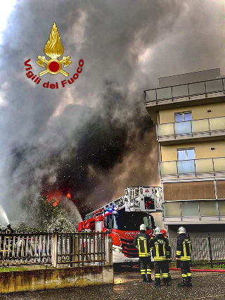 Paura a Settimo Torinese, incendio in via Ceres. Venti famiglie evacuate